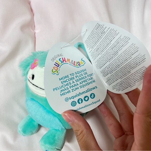 Squishmallow Joelle with Flower (Teal/Blue Bigfoot) 3.5" CLIP BNWT - Picture 2 of 3